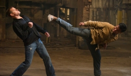 Cung Lê ra đòn khiến 8 đối thủ sấp mặt sau 3 phút